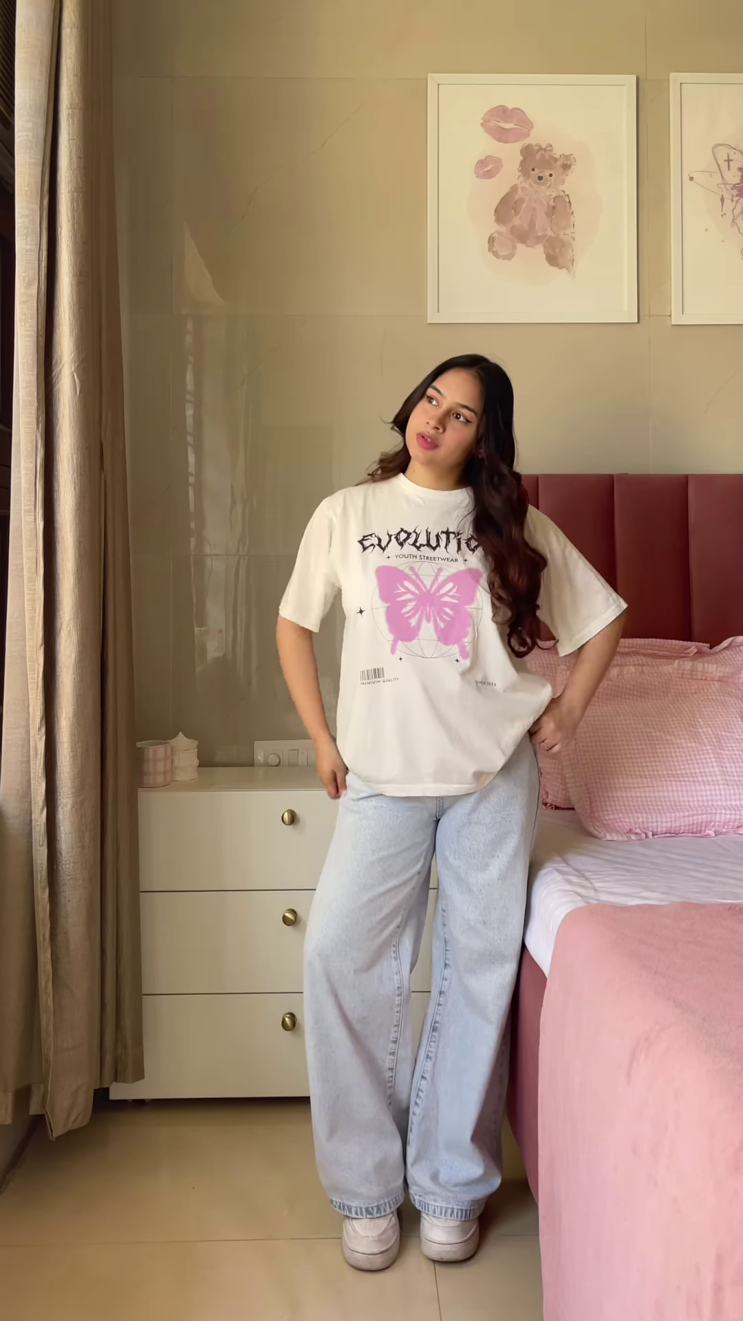 Pink Graphic T-Shirt with “Weekend Vibes” Print Paired with Light Blue Wide-Leg Jeans - Image 3