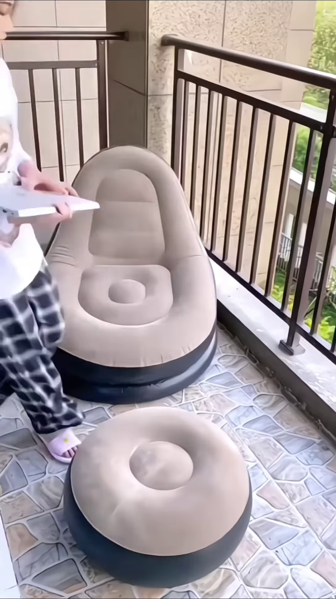 Easy Inflation of Portable Inflatable Furniture - Image 3