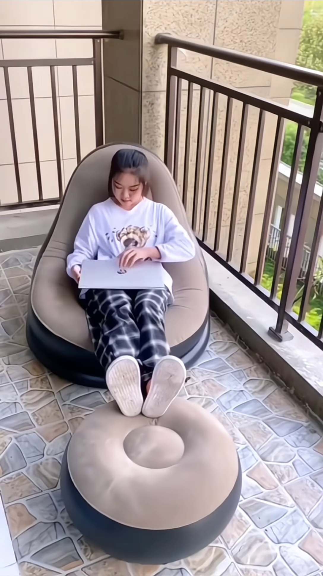 Easy Inflation of Portable Inflatable Furniture - Image 2
