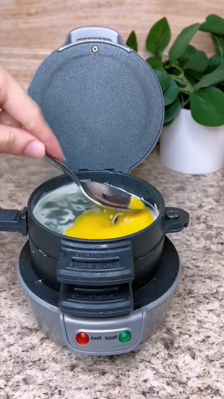 Automatic Non-Stick Breakfast Sandwich Maker - Image 3