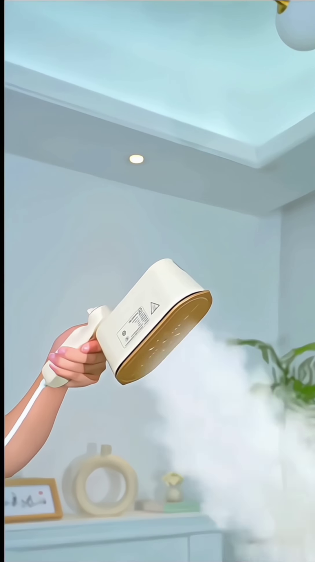 Portable Handheld Garment Steamer for Wrinkle-Free Clothing - Image 4